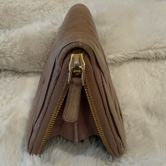 Miu Miu Matelasse Zippy Wallet - Picture 5 of 9